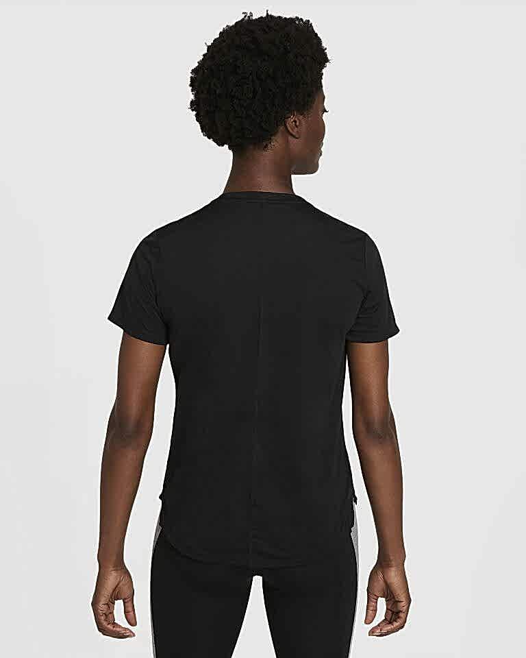 Nike Dri-Fit One Standart Kesimli Kısa Kollu Kadın Üstü